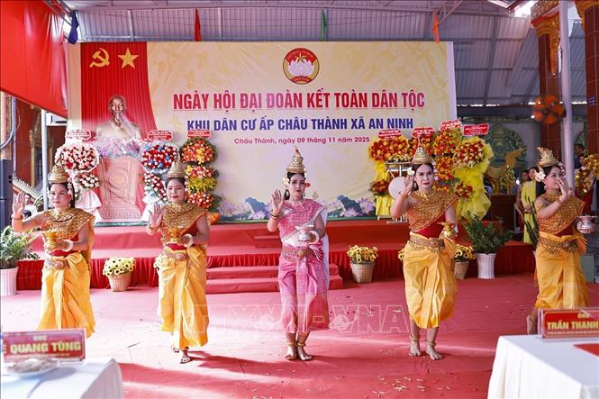 Chương trình văn nghệ chào mừng Ngày hội đại đoàn kết toàn dân tộc. Ảnh: Doãn Tấn - TTXVN