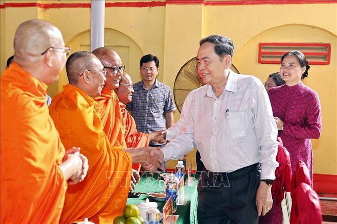 Chủ tịch Quốc hội Trần Thanh Mẫn với đại biểu. Ảnh: Doãn Tấn - TTXVN