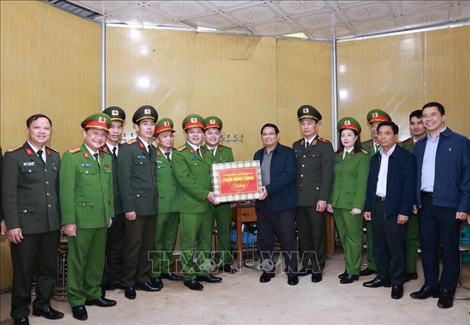 Thủ tướng Phạm Minh Chính tặng quà động viên cán bộ, chiến sĩ công an xã Yên Khương. Ảnh: Dương Giang-TTXVN

