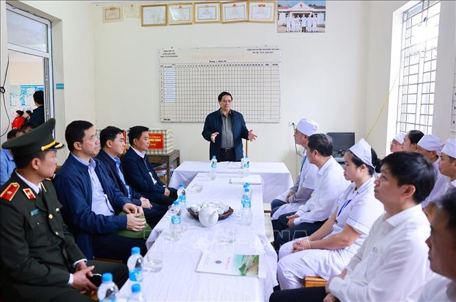 Thủ tướng Phạm Minh Chính nói chuyện với cán bộ bác sỹ, y sỹ trạm y tế xã Yên Khương. Ảnh: Dương Giang-TTXVN 
