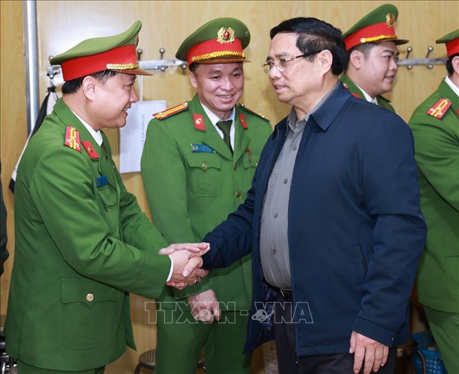 Thủ tướng Phạm Minh Chính thăm cán bộ, chiến sĩ công an xã Yên Khương. Ảnh: Dương Giang-TTXVN
