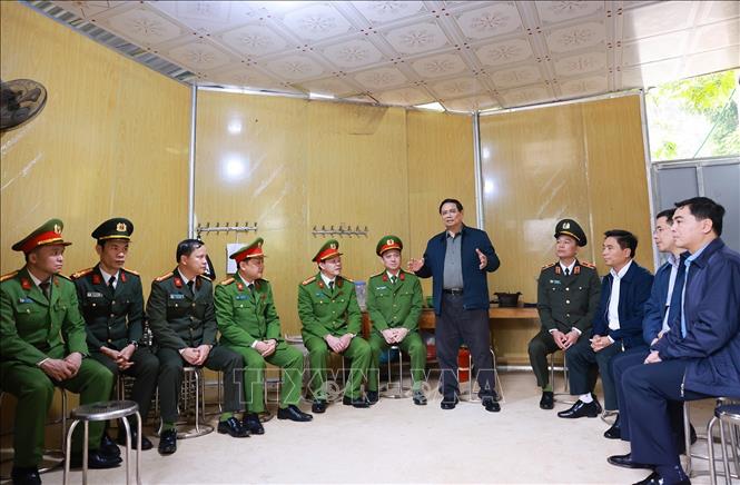 Thủ tướng Phạm Minh Chính giao nhiệm vụ cho cán bộ, chiến sĩ công an xã Yên Khương. Ảnh: Dương Giang-TTXVN
