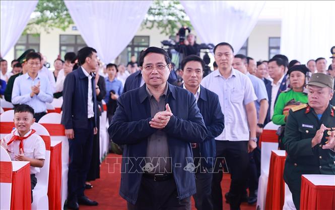 Thủ tướng Phạm Minh Chính đến dự Lễ khởi công tại điểm Trường nội trú liên cấp Tiểu học và Trung học cơ sở xã Yên Khương, tỉnh Thanh Hóa. Ảnh: Dương Giang-TTXVN
