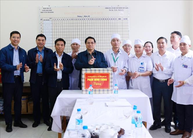 Thủ tướng Phạm Minh Chính thăm, tặng quà cho cán bộ bác sỹ, y sỹ trạm y tế xã Yên Khương. Ảnh: Dương Giang-TTXVN 
