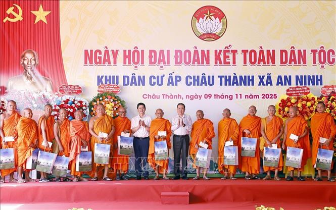 Chủ tịch Quốc hội Trần Thanh Mẫn tặng quà đại biểu tại Chùa Tum Núp. Ảnh: Doãn Tấn - TTXVN