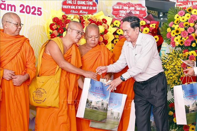 Chủ tịch Quốc hội Trần Thanh Mẫn tặng quà đại biểu tại Chùa Tum Núp. Ảnh: Doãn Tấn - TTXVN