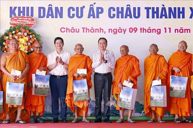 Chủ tịch Quốc hội Trần Thanh Mẫn tặng quà đại biểu tại Chùa Tum Núp. Ảnh: Doãn Tấn - TTXVN