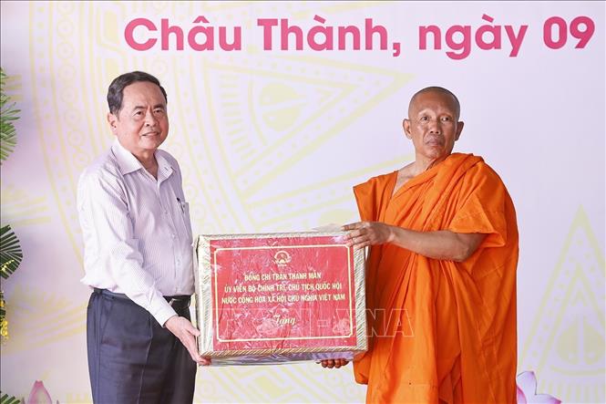 Chủ tịch Quốc hội Trần Thanh Mẫn tặng quà chức sắc tôn giáo trên địa bàn. Ảnh: Doãn Tấn - TTXVN