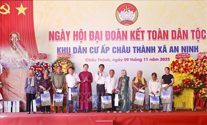 Đoàn công tác tặng quà nhân dân khu dân cư ấp Châu Thành, xã An Ninh. Ảnh: Doãn Tấn - TTXVN