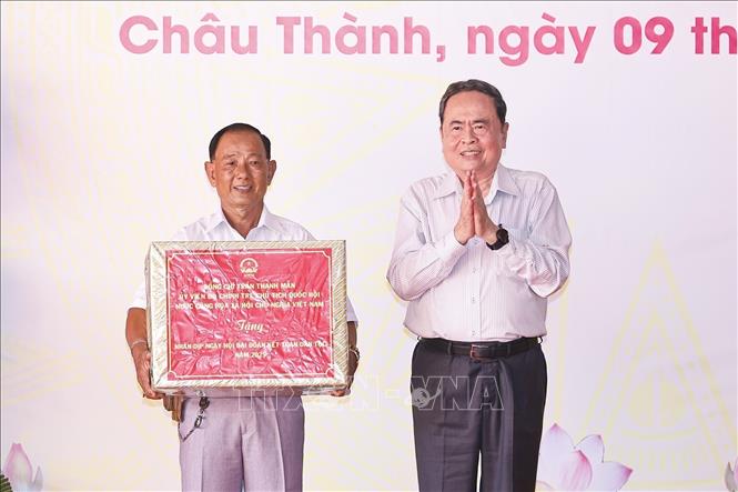 Chủ tịch Quốc hội Trần Thanh Mẫn tặng quà nhân dân khu dân cư ấp Châu Thành, xã An Ninh. Ảnh: Doãn Tấn - TTXVN