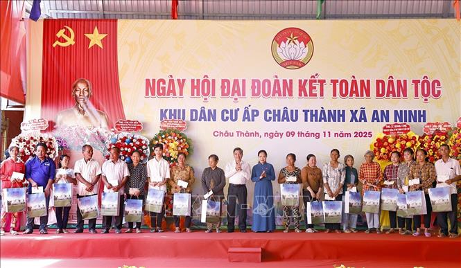 Đoàn công tác tặng quà nhân dân khu dân cư ấp Châu Thành, xã An Ninh. Ảnh: Doãn Tấn - TTXVN