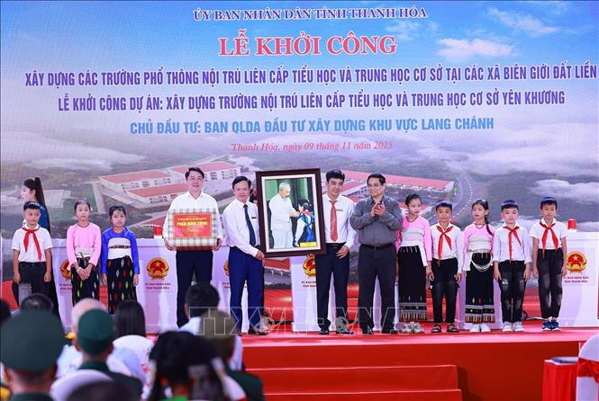 Thủ tướng Phạm Minh Chính tặng quà cho đại diện Trường nội trú liên cấp Tiểu học và THCS xã Yên Khương và học sinh. Ảnh: Dương Giang-TTXVN
