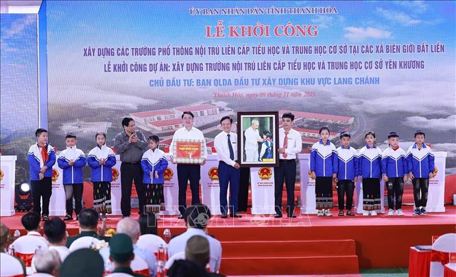 Thủ tướng Phạm Minh Chính tặng quà cho đại diện Trường nội trú liên cấp Tiểu học và THCS xã Yên Khương và học sinh. Ảnh: Dương Giang-TTXVN
