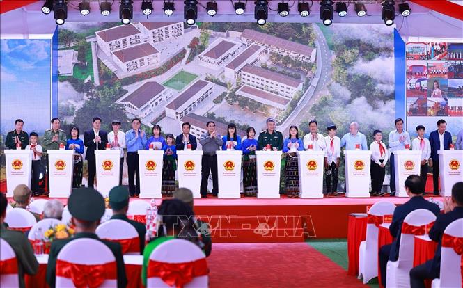 Thủ tướng Phạm Minh Chính và các đại biểu khởi công điểm Trường nội trú liên cấp Tiểu học và Trung học cơ sở xã Yên Khương, tỉnh Thanh Hóa. Ảnh: Dương Giang-TTXVN
