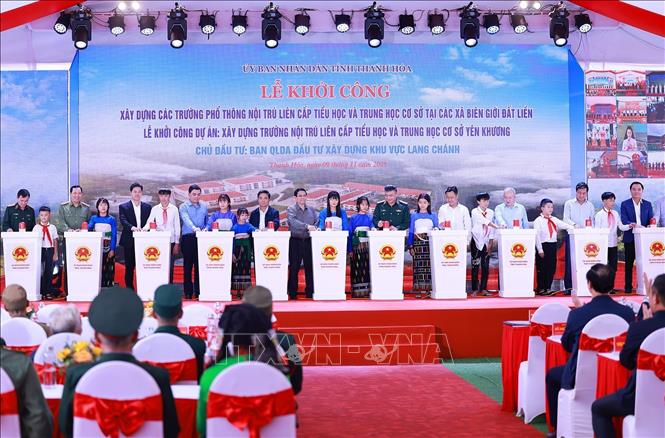 Thủ tướng Phạm Minh Chính và các đại biểu khởi công điểm Trường nội trú liên cấp Tiểu học và Trung học cơ sở xã Yên Khương, tỉnh Thanh Hóa. Ảnh: Dương Giang-TTXVN
