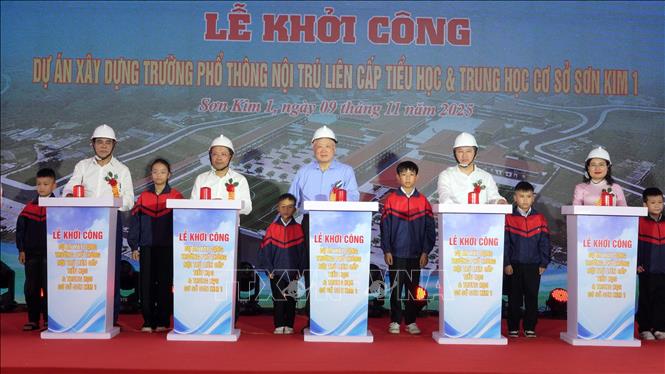 Phó Thủ tướng Thường trực Chính phủ Nguyễn Hòa Bình cùng các đại biểu thực hiện nghi thức  khởi công dự án. Ảnh: Hữu Qu‎yết - TTXVN