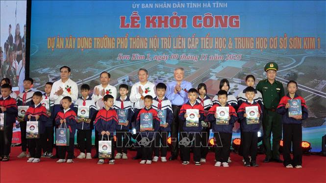 Đồng chí Nguyễn Hòa Bình, Ủy viên Bộ Chính trị, Phó Thủ tướng Thường trực Chính phủ tặng quà cho các em học sinh trường Tiểu học và Trung học cơ sở Sơn Kim 1. Ảnh: Hữu Quyết - TTXVN