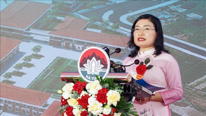 Bà Nguyễn Thị Nguyệt, Phó Chủ tịch UBND tỉnh Hà Tĩnh phát biểu tại buổi lễ. Ảnh: Hữu Quyết - TTXVN