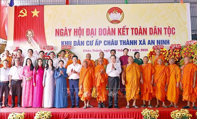 Chủ tịch Quốc hội Trần Thanh Mẫn với đại biểu. Ảnh: Doãn Tấn - TTXVN