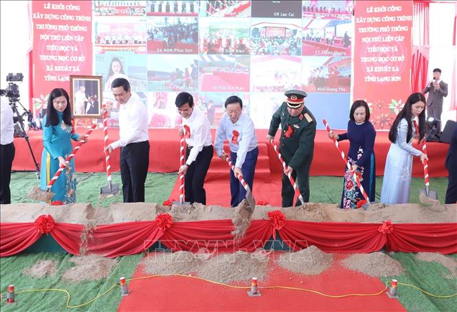 Phó Thủ tướng Chính phủ Trần Hồng Hà cùng các đại biểu thực hiện nghi thức khởi công xây dựng công trình Trường phổ thông nội trú liên cấp TH&THCS Khuất Xá. Ảnh: Anh Tuấn – TTXVN