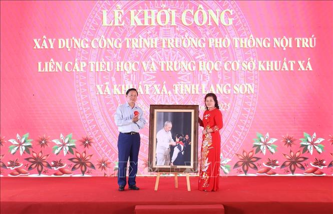 Phó Thủ tướng Chính phủ Trần Hồng Hà tặng quà Trường phổ thông nội trú liên cấp TH&THCS Khuất Xá tại Lễ khởi công xây dựng. Ảnh: Anh Tuấn – TTXVN