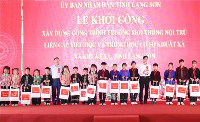 Phó Thủ tướng Chính phủ Trần Hồng Hà và Bí thư Tỉnh ủy Lạng Sơn Hoàng Quốc Khánh tặng quà học sinh trên địa bàn tại Lễ khởi công xây dựng công trình Trường phổ thông nội trú liên cấp TH&THCS Khuất Xá. Ảnh: Anh Tuấn – TTXVN