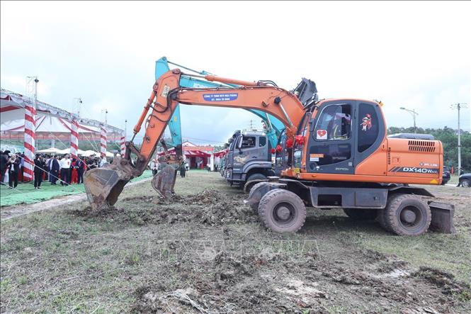 Phương tiện cơ giới, máy móc tham gia Lễ khởi công xây dựng công trình Trường phổ thông nội trú liên cấp TH&THCS Khuất Xá. Ảnh: Anh Tuấn – TTXVN