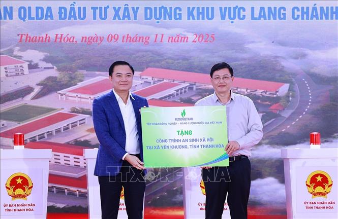 Tổng Giám đốc Tập đoàn Công nghiệp - Năng lượng quốc gia Việt Nam Lê Ngọc Sơn trao tặng công trình an sinh xã hội cho lãnh đạo xã Yên Khương, tỉnh Thanh Hoá. Ảnh: Dương Giang-TTXVN
