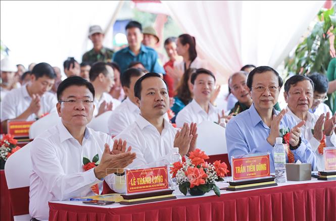 Phó Thủ tướng Lê Thành Long tham dự lễ khởi công tại xã Thanh Nưa. Ảnh: Xuân Tư - TTXVN
