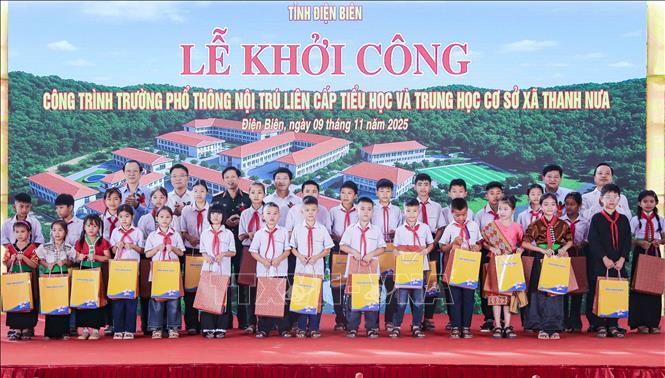Phó Thủ tướng Lê Thành Long tặng quà cho học sinh có hoàn cảnh khó khăn của xã Thanh Nưa. Ảnh: Xuân Tư - TTXVN