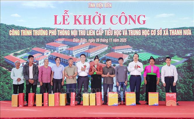 Phó Thủ tướng Lê Thành Long tặng quà cho các hộ dân có hoàn cảnh khó khăn trên địa bàn xã Thanh Nưa. Ảnh: Xuân Tư - TTXVN
