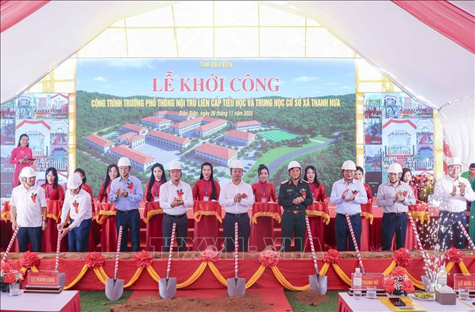 Phó Thủ tướng Lê Thành Long cùng các đại biểu thực hiện nghi thức khởi công xây dựng Trường phổ thông nội trú liên cấp Tiểu học và Trung học cơ sở xã Thanh Nưa. Ảnh: Xuân Tư - TTXVN
