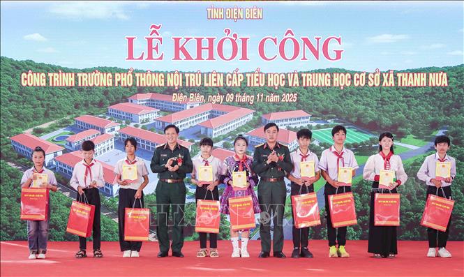 Quân ủy Trung ương, Bộ Quốc phòng tặng quà cho các học sinh có hoàn cảnh khó khăn. Ảnh: Xuân Tư - TTXVN