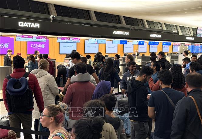 Hành khách xếp hàng làm thủ tục tại quầy check-in của các hãng hàng không quốc tế ở sân bay Dulles, bang Virginia, tối 8/11/2025 (giờ địa phương). Ảnh: Ngọc Quang - PV TTXVN tại Mỹ.