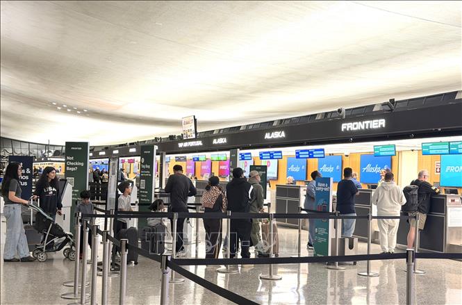 Hành khách xếp hàng làm thủ tục tại quầy check-in của các hãng hàng không quốc tế ở sân bay Dulles, bang Virginia, tối 8/11/2025 (giờ địa phương). Ảnh: Ngọc Quang - PV TTXVN tại Mỹ.