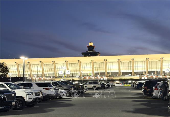 Trong ảnh: Sân bay quốc tế Washington Dulles tối 8/11/2025 (giờ địa phương). Ảnh: Ngọc Quang - PV TTXVN tại Mỹ.