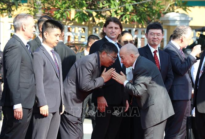 Quốc vương Norodom Sihamoni (phải) và Đại biện Việt Nam tại Campuchia Ngô Văn Tuất tại Lễ thắp đuốc kỷ niệm 72 năm Quốc khánh 9/11 và ngày thành lập Quân đội Hoàng gia Campuchia. Ảnh: AKP/TTXVN phát