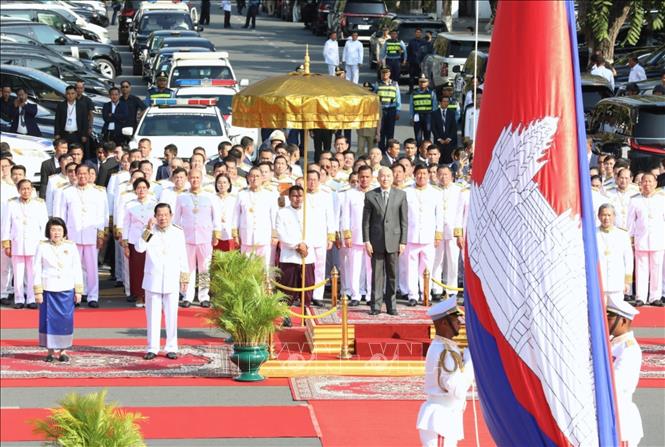 Quốc vương Norodom Sihamoni cùng các lãnh đạo, quan chức cấp cao Campuchia tại lễ thắp đuốc kỷ niệm 72 năm Quốc khánh 9/11 và ngày thành lập Quân đội Hoàng gia Campuchia. Ảnh: AKP/TTXVN phát