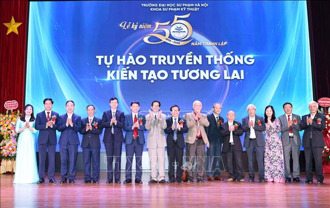 Đại biểu chụp ảnh chung tại lễ kỷ niệm. Ảnh: Thanh Tùng - TTXVN