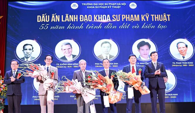 Nhà trường tri ân những thế hệ lãnh đạo Khoa qua các thời kì. Ảnh: Thanh Tùng - TTXVN