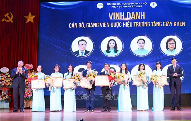 Khen thưởng các tập thể, cá nhận có thành tích xuất sắc trong lễ kỷ niệm. 