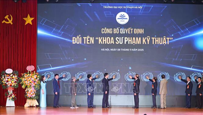 Lễ kỷ niệm cũng đánh dấu Khoa Sư phạm Kỹ thuật chính thức mang tên Khoa Kỹ thuật và Công nghệ. Ảnh: Thanh Tùng - TTXVN