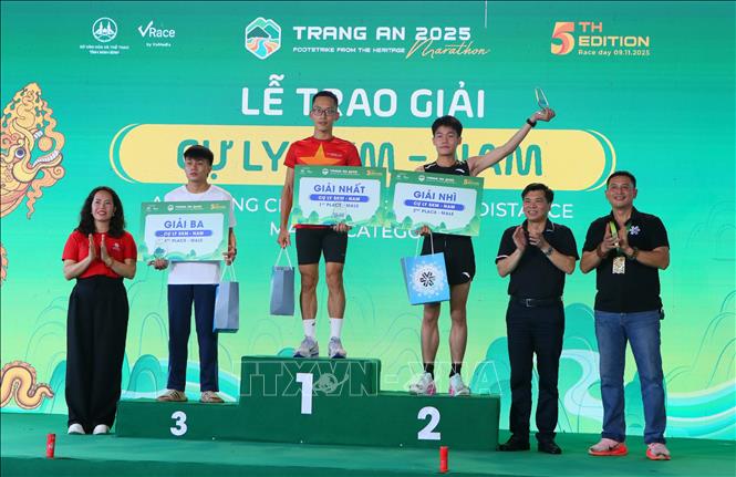 Ban tổ chức trao giải cho các vận động viên đoạt giải tại nội dung nam, cự ly 5km. Ảnh: Công Luật - TTXVN