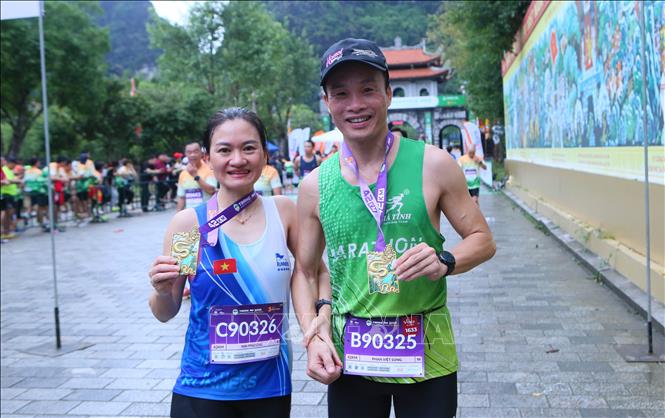 Các vận động viên cùng tấm kỷ niệm chương tại Giải chạy Tràng An Marathon 2025. Ảnh: Công Luật - TTXVN