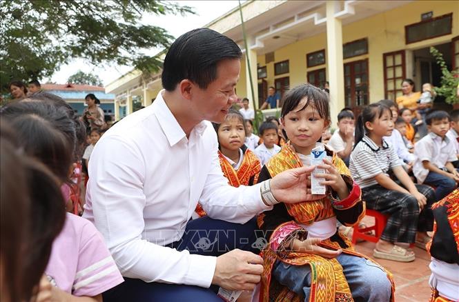 Chủ tịch UBND tỉnh Bắc Ninh Vương Quốc Tuấn tặng sữa cho học sinh Trường Tiểu học Tuấn Đạo, tỉnh Bắc Ninh. Ảnh: Thanh Thương- TTXVN
