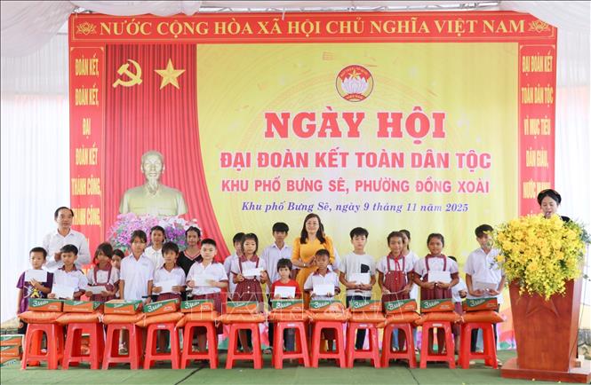 Ban tổ chức ngày hội tặng quà động viên các em học sinh có hoàn cảnh khó khăn trên địa bàn khu phố. Ảnh: Nhật Bình - TTXVN.