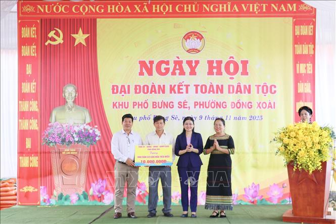Ủy viên dự khuyết Trung ương Đảng, Phó Bí thư Thường trực Tỉnh ủy, Chủ tịch HĐND tỉnh Đồng Nai Tôn Ngọc Hạnh tặng quà cho cán bộ, nhân dân khu phố Bưng Sê. Ảnh: Nhật Bình - TTXVN.