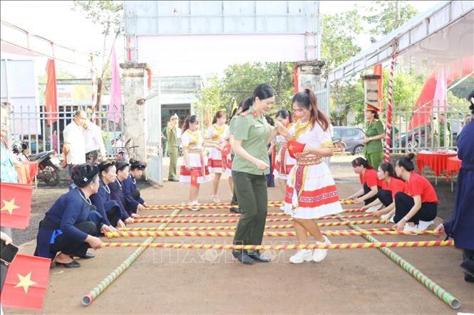 Cán bộ, nhân dân khu phố Bưng Sê tham gia các hoạt động tại Ngày hội Đại đoàn kết toàn dân tộc. Ảnh: Nhật Bình - TTXVN