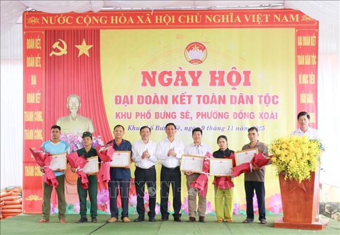 Lãnh đạo phường Đồng Xoài tuyên dương, khen thưởng các gia đình văn hóa tiêu biểu, các tập thể, cá nhân có nhiều đóng góp cho cuộc vận động “Toàn dân đoàn kết xây dựng nông thôn mới, đô thị văn minh”. Ảnh: Nhật Bình - TTXVN.