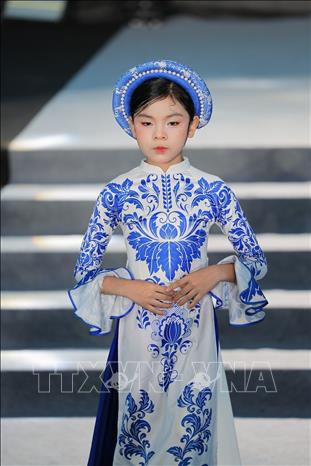 Người mẫu nhí trình diễn áo dài trong bộ sưu tập của nhà thiết kế Nhật Thực tại Chương trình. Ảnh: Lê Đông - TTXVN